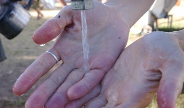 O governo do Estado do Rio assinou contratos para ampliação da rede de abastecimento de água na Baixada Fluminense na primeira fase do programa Água para Todos na Baixada; os contratos da Companhia Estadual de Água e Esgoto (Cedae) são para compra em pregão eletrônico de tubos em ferro fundido e PVC e somam R$ 96 milhões; a previsão é de que as obras estejam prontas em três anos; a aquisição do material é para a instalação de 53 km de adutoras e 406 km de troncos de distribuição, a construção de 12 elevatórias e dez reservatórios, além da reforma de sete reservatórios