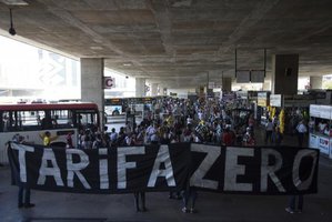 É real, urgente e necessário adotar o transporte público como uma necessidade básica, assim como é a saúde, educação etc. É urgente também a ampliação dos meios e acessos aos transportes alternativos, como as bicicletas