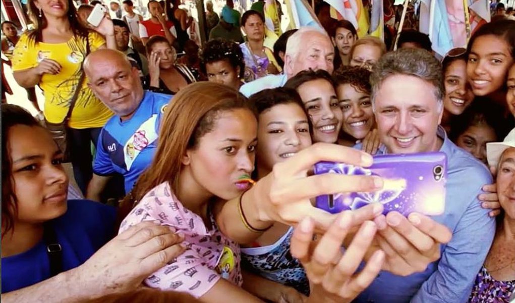 Candidato ao governo do Rio pelo PR, Anthony Garotinho mostrou seu otimismo com relação ao pleito do próximo domingo (5); "Estamos enfrentando uma campanha milionária, que 18 partidos políticos e 1.800 candidatos, e mesmo assim estamos empatados. É uma campanha vitoriosa e vamos vencer no segundo turno”; durante evento em Duque de Caxias, o parlamentar reafirmou seu compromisso de levar água tratada para a Baixada Fluminense, reduzir o preço das passagens dos ônibus intermunicipais, e melhorar o atendimento dos hospitais públicos na região