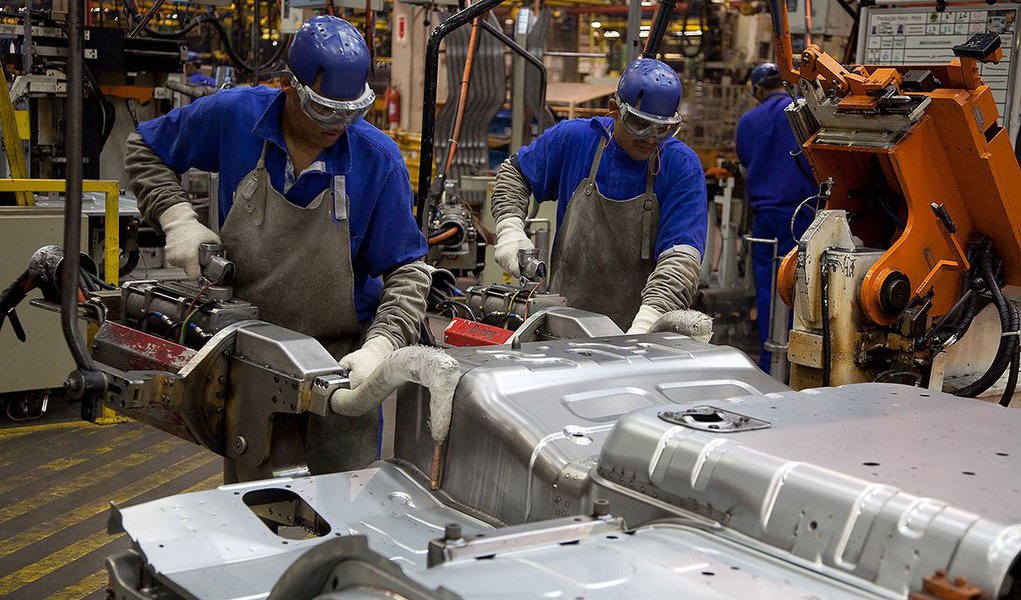 Organização para Cooperação e Desenvolvimento Econômico (OCDE) reviu para baixo expansão das suas economias mais avançadas, destacando que a zona do euro continua a ser “a ovelha negra”; sobre o Brasil, reduz crescimento neste ano para 0,3 por cento, ante 1,8 por cento em maio; para 2015, a expectativa é de expansão de 1,4 por cento, contra 2,2 por cento anteriormente