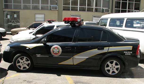 A Polícia Civil do Rio indiciou por estupros de vulneráveis um professor do Instituto Nossa Senhora de Lourdes (Inosel), na Gávea, Zona Sul do Rio; cerca de dez alunas acusaram o magistrado de abuso sexual; a identidade do suspeito não foi revelada; a denúncia havia sito feita por pais de estudantes da escola, tido como referência no ensino para deficientes auditivos no Rio