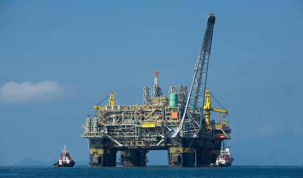 Em comunicado sobre desempenho operacional divulgado nesta segunda-feira 17, companhia informou que sua produção de petróleo no Brasil subiu 9% no terceiro trimestre ante igual período do ano passado, a 2,09 milhões de barris por dia (bpd); segundo a Petrobras, foram conectados 15 novos poços produtores no terceiro trimestre, estimando a conexão de outros 16 no último trimestre do ano; se cumprida, a meta fará a companhia fechar o ano com 62 interligações, ante 34 no ano passado; produção de gás natural alcançou 441 mil bpd entre julho e setembro
