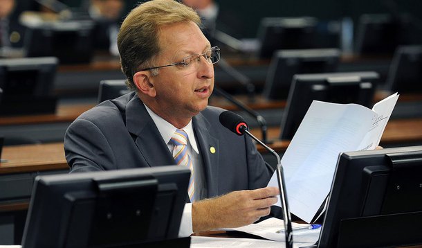 A comissão mista que analisa a medida provisória (MP) 657/14 no Congresso Nacional pode votar nesta manhã o relatório final do deputado João Campos (PSDB-GO); a MP reorganiza as carreiras de servidores efetivos da polícia federal (PF) para tornar privativo de delegado da classe especial (último nível da carreira) o cargo de diretor-geral da PF; agentes, escrivães e papiloscopistas são contra 