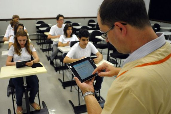 Outros protagonistas, como alunos e gestores, interferem cada vez mais no processo de aprendizagem. E isso, em grande medida, se tornou possível graças à utilização generalizada de ferramentas digitais