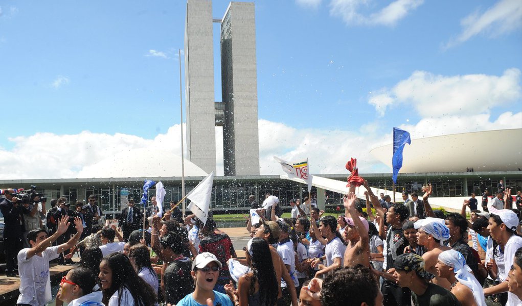 Movimentos populares de todo país devem se reunir no próximo domingo (1º), em frente ao Congresso Nacional, para protestar contra a corrupção; de acordo com o professor Josemar Dorilêo, integrante do Movimento Brasil Livre, pelo menos cinco estados serão representados no dia da posse dos novos deputados e senadores; “No domingo, virão caravanas de São Paulo, Goiânia, Salvador, Belo Horizonte e do Rio de Janeiro. A partir das 8h, estaremos concentrados em frente do Congresso Nacional”, disse; ele informou que os ativistas devem fixar 300 cartazes ao longo da Esplanada dos Ministérios, com mensagens contra a corrupção e pedindo o impeachment da presidente Dilma Rousseff