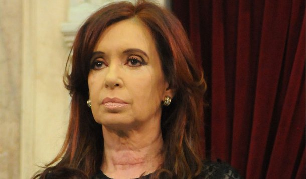  A Justiça argentina indiciou nesta sexta-feira (13) a presidenta Cristina Kirchner e o chanceler Héctor Timerman, suspeitos de terem acobertado os responsáveis pelo atentado ao centro comunitário judaico Amia, em 1994; o ataque terrorista é considerado o pior da história do país e deixou 85 mortos e mais de 300 feridos; a denúncia foi feita pelo promotor Alberto Nisman, no início de janeiro; Nisman foi encontrado morto, com um tiro na cabeça, quatro dias depois de oferecer as denuncias; dias antes de comparecer ao Congresso para explicar as razões da acusção