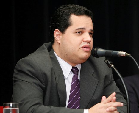 Secretário de Estado de Justiça e Administração Penitenciária (Sejap), Murilo Andrade admitiu que houve falhas operacionais graves que permitiram a fuga de quatro presos do Complexo Penitenciário de Pedrinhas, em São Luís; oito criminosos fortemente armados com pistolas e fuzis, e em mais de um veículo, entraram no Centro de Detenção Provisória, uma das unidades do complexo, para resgatar os presos; secretário garantiu que ações ousadas como esta não irão ocorrer novamente em Pedrinhas; "Firmo aqui o meu compromisso de que falhas graves não existirão mais no Complexo de Pedrinhas"