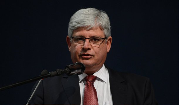 Alvo de críticas de vários congressistas citados na lista de investigados que entregou ao Supremo Tribunal Federal, o procurador geral da República, Rodrigo Janot, reagiu nesta terça-feira, 10; "Minhas decisões são tomadas com a responsabilidade que o cargo me impõe", afirmou Janot,  abertura da reunião do Conselho Nacional do Ministério Público, em Brasília; procurador-geral alertou ainda que as investigações sobre as fraudes na Petrobras serão longas e destacou que inquérito não é sinônimo de culpa; "Trata-se de uma investigação. Esse não será um processo curto e não se pode confundir investigação com condenação"