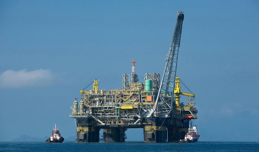 Em comunicado sobre desempenho operacional divulgado nesta segunda-feira 17, companhia informou que sua produção de petróleo no Brasil subiu 9% no terceiro trimestre ante igual período do ano passado, a 2,09 milhões de barris por dia (bpd); segundo a Petrobras, foram conectados 15 novos poços produtores no terceiro trimestre, estimando a conexão de outros 16 no último trimestre do ano; se cumprida, a meta fará a companhia fechar o ano com 62 interligações, ante 34 no ano passado; produção de gás natural alcançou 441 mil bpd entre julho e setembro