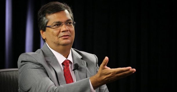 Governador do Maranhão, Flávio Dino (PC do B) reagiu aos ataques da família Sarney ao seu irmão Nicolau Dino; o grupo que dominou a política maranhense por quase 50 anos condena a contratação da empresa Copiar Center LTDA, por sua sócia majoritária ser "ligada" a Nicolau, segundo a imprensa sarneysta; "Por conta da operação Lava-Jato, a mais nova obsessão de Sarney é perseguir o meu irmão Nicolao, por ser subprocurador-geral da Republica. Meu irmão não atua na operacao Lava-Jato. Sarney sabe disso. Mas tem que encontrar um 'culpado' para problemas de sua filha com a policia", disse Flávio Dino pelo Twitter