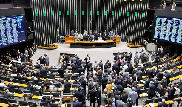 Plenário da Câmara dos Deputados deve votar nesta terça-feira, 5, as Medidas Provisórias 664 e 665, que fazem parte do ajuste fiscal do governo; nas últimas semanas, ministros da área econômica vieram ao Parlamento para esclarecer dúvidas e defender as propostas; líder do governo, deputado José Guimarães (PT-CE), se disse ansioso por debater o tema com a oposição; "Esta é a pauta fundamental e nós vamos fazer um grande debate público e votar o ajuste porque ele é fundamental para o País", afirmou; 