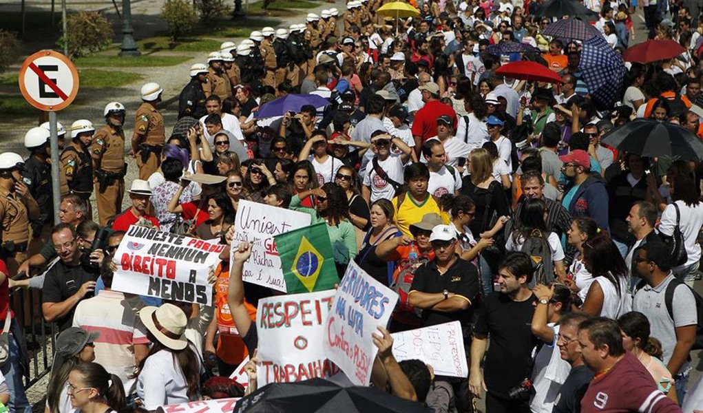 União Paranaense dos Estudantes Secundaristas (UPES) conseguiu um Habeas Corpus Coletivo no STJ determinando a suspensão do cerco à Assembleia Legislativa ordenado pelo governador Beto Richa (PSDB); uma liminar já havia sido conquistada pelo APP-Sindicato; após a saída do Batalhão de Choque, os professores em greve se dirigem às galerias da Casa para acompanhar a votação que altera o custeio do Regime da Previdência do Paraná; manifestantes foram atingidos com jatos de água e bombas de gás lacrimogênio