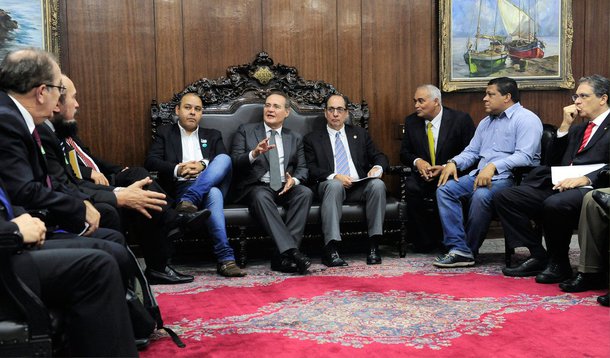 O presidente do Senado Renan Calheiros (PMDB-AL) disse nesta terça (28) que tanto as centrais sindicais quanto a própria presidente da República, Dilma Rousseff precisam ter claro como deve ser a regulamentação da terceirização; "O que está em jogo é uma nova opção de desenvolvimento. Você querer terceirizar a atividade fim significa querer precarizar as relações de trabalho e deteriorar o produto nacional. Tirar completamente a competitividade. Eu acho que é esse o debate que precisa ser feito e as centrais precisam claramente dizer o que elas acham", disse Renan
 