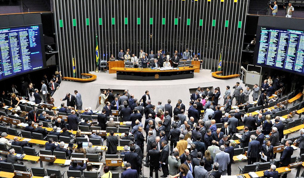 Plenário da Câmara dos Deputados deve votar nesta terça-feira, 5, as Medidas Provisórias 664 e 665, que fazem parte do ajuste fiscal do governo; nas últimas semanas, ministros da área econômica vieram ao Parlamento para esclarecer dúvidas e defender as propostas; líder do governo, deputado José Guimarães (PT-CE), se disse ansioso por debater o tema com a oposição; "Esta é a pauta fundamental e nós vamos fazer um grande debate público e votar o ajuste porque ele é fundamental para o País", afirmou; 