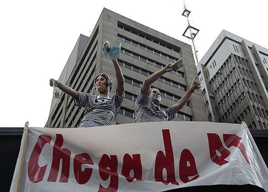 A turba violenta, mal educada, grosseira e com maus instintos pede uma ilegalidade brutal que afronta à Constituição e o País, como os Estados Unidos conseguiram fazer em Honduras e no Paraguai