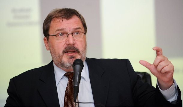 O governo federal avalia reduzir novamente a meta de superávit primário, economia feita pelo governo para pagamento dos juros da dívida pública, de 2014, disse nesta sexta-feira o secretário do Tesouro Nacional, Arno Augustin; decisão ainda não está tomada; "Evidente que se a receita deu a menos, isso significa que teremos que reavaliar e ver o que teremos que fazer. Isso não é uma decisão, não quer dizer que faremos A ou B. Tem que ver as possibilidades e isso é um estudo técnico"; nos sete primeiros meses do ano, setor público brasileiro teve superávit primário de apenas R$ 24,7 bilhões; meta do chamado governo central está em R$ 80,8 bilhões