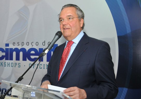 O presidente da Federação das Indústrias do Estado do Rio de Janeiro, Eduardo Eugenio Gouvêa Vieira, defende, em artigo publicado no O Globo desta segunda (20) que "é hora de uma discussão ampla sobre as medidas que podem ser adotadas para minimizar os efeitos que a Operação Lava-Jato poderá acarretar sobre investimentos e empregos"; "Uma coisa é punir dirigentes ou executivos corruptores. Outra bem diferente é permitir que empresas quebrem e arrastem com elas os empregos de milhões de brasileiros. A melhor solução disponível hoje envolve os acordos de leniência, mas não sob a legislação em vigor. Uma proposta factível é que seja discutido e aprovado pelo Congresso, em regime de urgência, um marco regulatório que redesenhe o relacionamento entre as empresas e o Poder Público", sugere