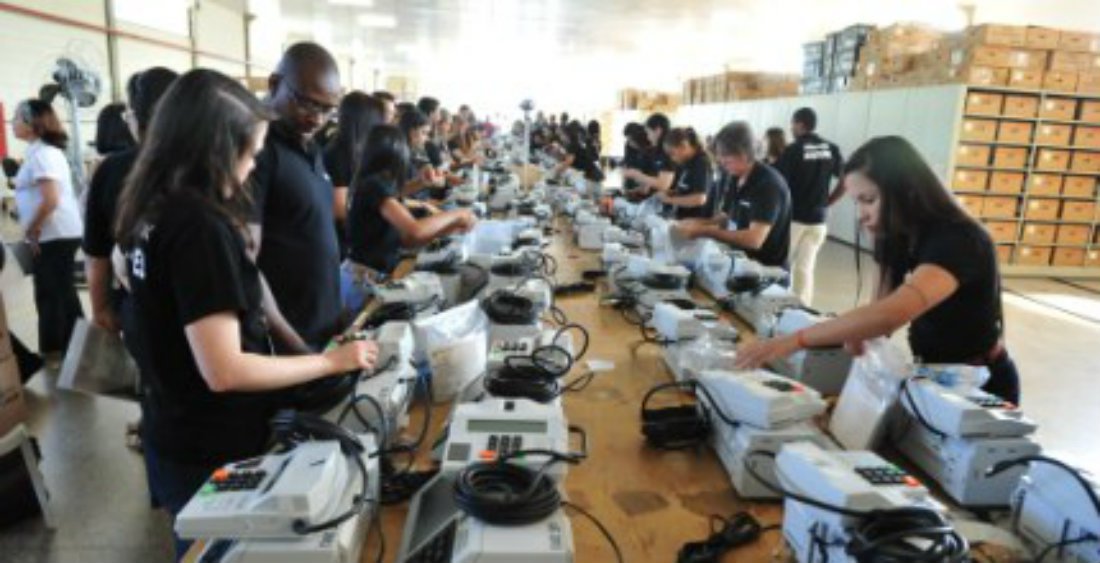 O Tribunal Regional Eleitoral do Distrito Federal (TRE-DF) iniciou hoje o processo de inserção dos dados pessoais dos eleitores e dos candidatos (fotos também) e subsequente lacração das 7.445 urnas eletrônicas que deverão ser usadas por 1.897.677 eleitores em todo o DF. Ministério Público Eleitoral (MPE), Ordem dos Advogados do Brasil (OAB), fiscais dos partidos e demais interessados podem acompanhar os trabalhos, que vão até a próxima quarta-feira, dia 1º de outubro