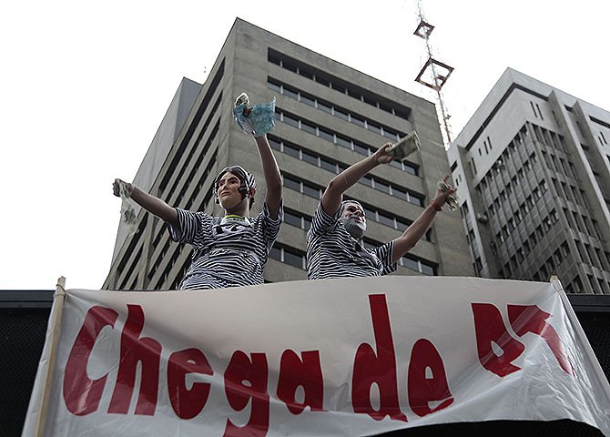 A turba violenta, mal educada, grosseira e com maus instintos pede uma ilegalidade brutal que afronta à Constituição e o País, como os Estados Unidos conseguiram fazer em Honduras e no Paraguai