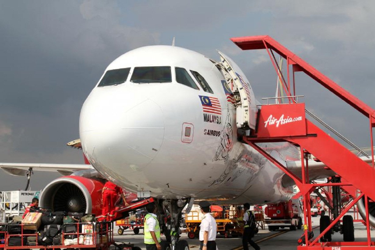 Vice-presidente da Indonésia, Jusuf Kalla, não confirmou que o objeto encontrado hoje, no mar, seja do Airbus 320-200 da AirAsia, desaparecido desde ontem (28), com 162 pessoas a bordo; numa entrevista em Surabaia, no Leste da Indonésia, de onde o avião da AirAsia decolou, Kalla disse que "não é possível verificar se esse dado é correto"; autoridades indonésias indicaram que o objeto avistado por um avião de reconhecimento australiano se encontra a 1.127 quilômetros da última posição conhecida do avião desaparecido