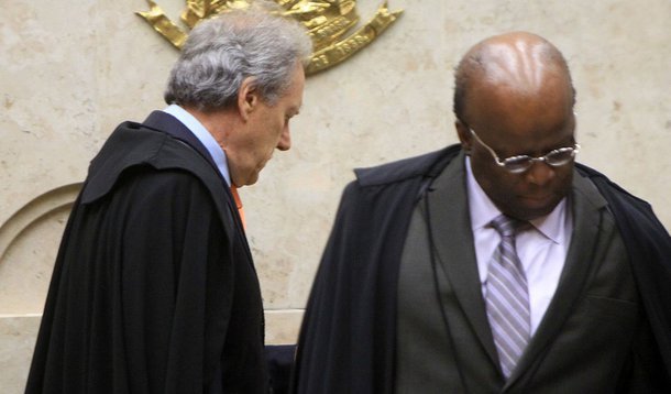 Antigo desafeto no Supremo Tribunal Federal, Joaquim Barbosa não confirmou presença na cerimônia de posse de seu sucessor na Presidência da Corte, Ricardo Lewandowski; ele também tem repetido que estará "fora do Brasil" em outubro, mês das eleições