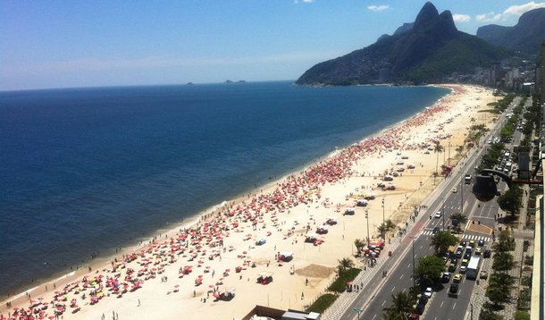 A Polícia Militar (PM) vai reforçar o patrulhamento das praias da zona sul da cidade do Rio de Janeiro para evitar tumultos e arrastões como o que aconteceu na Praia de Ipanema; serão 710 policiais dos batalhões de Botafogo, Copacabana e do Leblon, além dos batalhões especiais de Choque, de Ações com Cães e de Policiamento em Grandes Eventos; segundo a PM, os homens do Batalhão de Policiamento em Grandes Eventos, que têm atuado no controle das manifestações nos últimos meses, atuarão diretamente nas areias das praias