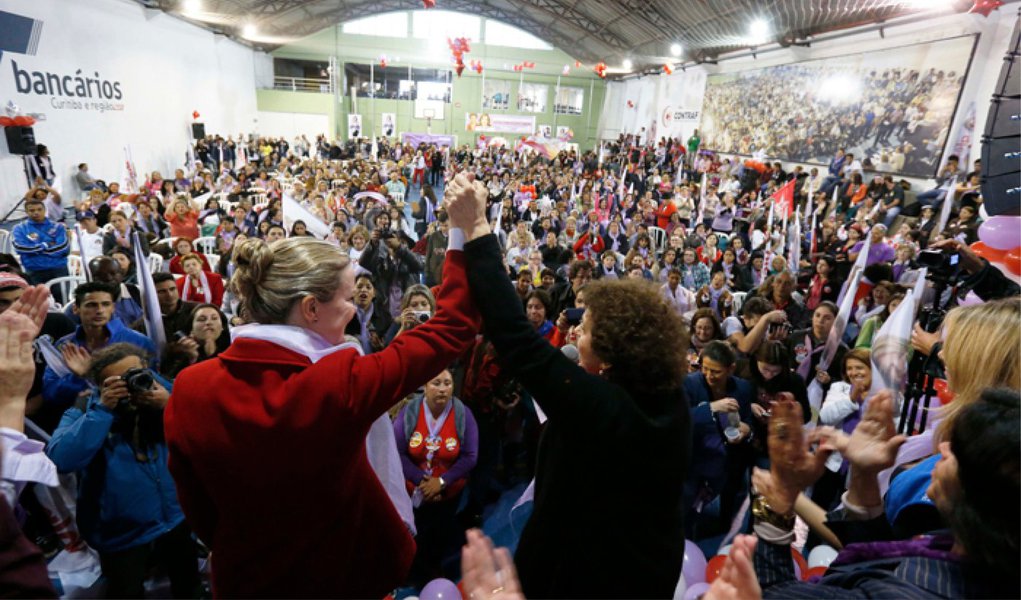 Durante evento em Curitiba, a candidata ao governo do Paraná Gleisi Hoffmann (PT) afirmou que um de suas propostas voltadas para as mulheres é criar o Centro de Atenção Integral de Proteção à Saúde da Mulher para prestar assistência médica da mulher e do recém-nascido, com consultas, exames, internações cirurgias, partos e programas de orientação e prevenção; o petista criticou o governo Beto Richa (PSDB); "Chega de governador que fica chorando, reclamando e colocando a culpa nos outros pela sua própria incompetência, um governador que não fez nada pelo Paraná, nada pelas mulheres"