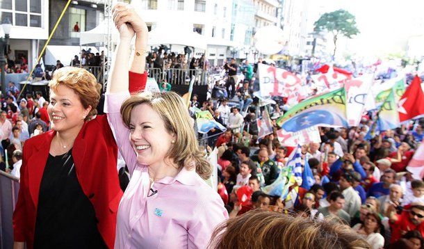 Senadora Gleisi Hoffmann enfatizou que está em jogo no segundo turno o projeto de melhoria da vida do povo brasileiro: “Vamos manter as estruturas de campanha do primeiro turno, fazer uma ofensiva de comunicação, junto com prefeitos, deputados e lideranças de todos os partidos que apoiam a presidenta Dilma. Temos que mostrar para a população quanto este país avançou. Não vamos deixar nada sem resposta. Não vamos ficar acuados. Vamos mobilizar a militância e ir às ruas”
 