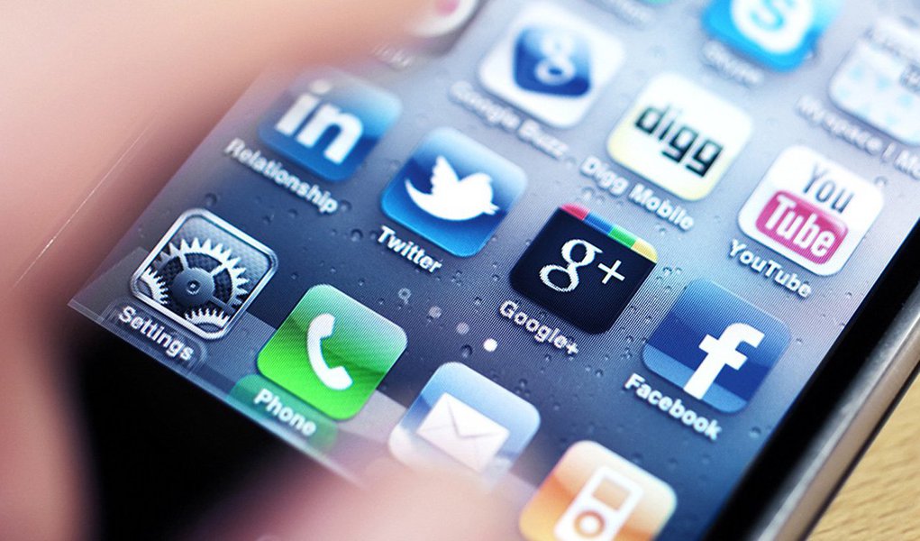 Segundo um relatório do Interactive Advertising Bureau e da firma de consultoria PwC, os gastos com anúncios via celulares agora totalizam um quarto do total das receitas de propaganda na internet, acima dos 17% em 2013; "A mídia digital ficou tão grande que, se você está procurando transferir dólares [para ela], tem de considerar [tirar da] televisão", disse o analista Vincent LeTang