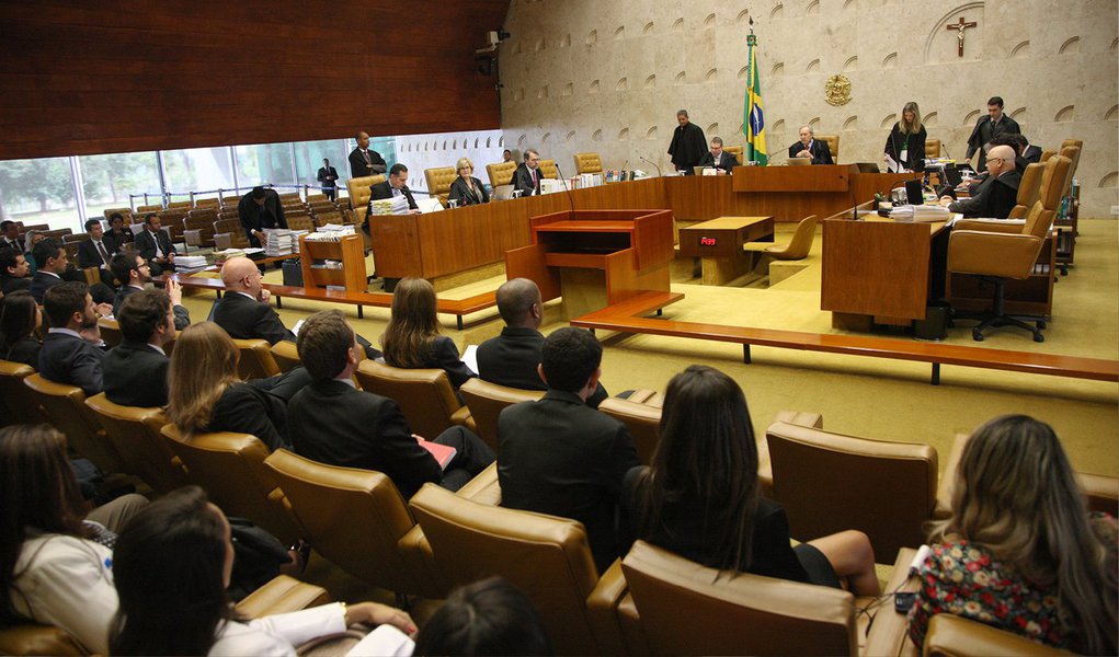 O Supremo Tribunal Federal (STF) decidiu nesta quinta (9) suspender o pagamento de pensões vitalícias a ex-governadores do Pará; por 6 votos a 1, a maioria dos ministros entendeu que o benefício criou privilégio injustificado aos ex-agentes públicos; o mesmo entendimento poderá ser aplicado em outras ações que contestam o pagamento a ex-governadores de outros estados