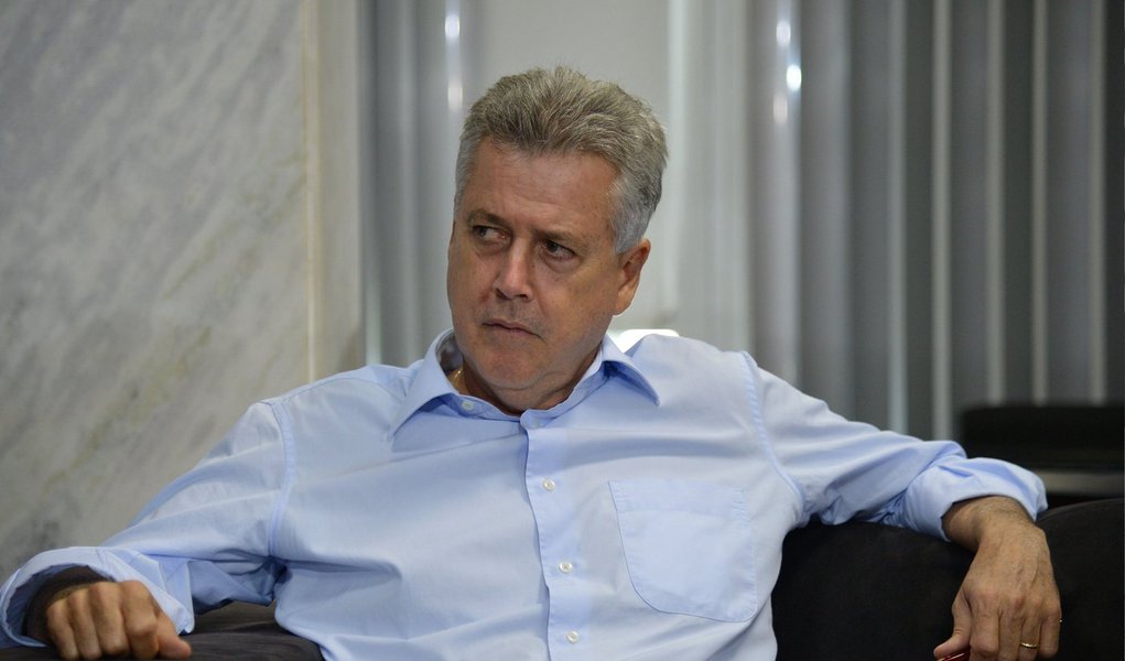 Governador Rodrigo Rollemberg reuniu-se com representantes do Sindicato dos Professores (Sinpro) para discutir pontos reivindicados pelos servidores, como o pagamento dos salários de dezembro, o 13° salário de dezembro e adicional de férias coletivas; o gestor  lembrou que, na próxima quarta-feira (14), está previsto o depósito referente aos salários de dezembro: "A pendência foi deixada pelo governo anterior, é de responsabilidade da antiga gestão, mas que o débito é do governo", reafirmou; o GDF discute a implantação de um projeto de criar um calendário para estabelecer um cronograma para os pagamentos atrasados