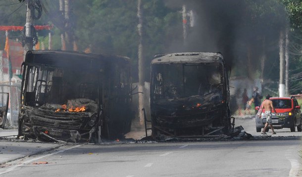 O sindicato que representa os quatro consórcios de empresas que operam no sistema de transporte do Rio de Janeiro (Rio Ônibus) apresentou levantamento revelando alto crescimento no número de ataques a ônibus na capital em 2014; desde o início do ano, 47 veículos foram incendiados, contra seis registrados em 2013; de acordo com o sindicato, os estragos causados por vândalos totalizam prejuízos de R$ 16 milhões
 