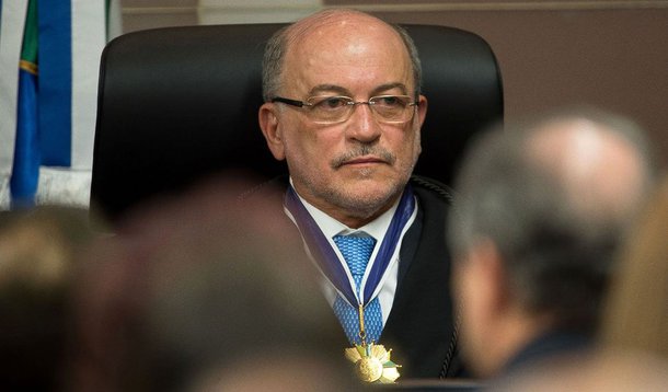Colegas querem que Aroldo Cedraz acabe com a influência do advogado Tiago Cedraz no Tribunal de Contas da União; ele foi citado na Operação Lava Jato, como beneficiário do esquema de Alberto Youssef, em depoimento do policial federal Careca