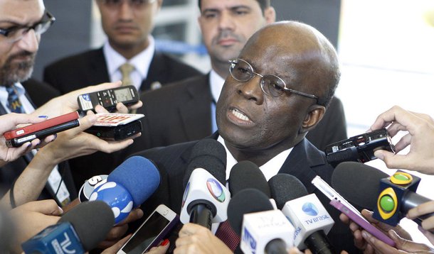 Ex-presidente do STF, Joaquim Barbosa avalia que atual modelo possibilita a troca de favores entre políticos; "O sistema político fica prejudicado quando há o instituto da reeleição para os cargos do Executivo", disse, em palestra feita a empresários do setor de shopping centers, em São Paulo; alternativa, segundo ele, seria a adoção de um mandato mais longo, de cinco anos, como propõem os candidatos Marina Silva (PSB) e Aécio Neves (PSDB)