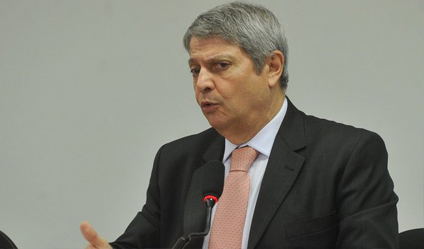 A informação é do vice-presidente do BNDES, Wagner Bittencourt, que fez nesta segunda (11) a palestra de abertura do 27º Fórum Nacional do Instituto Nacional de Altos Estudos (Inae), no Rio; "O governo está fazendo uma grande discussão de quais são os investimentos que temos que fazer e também de que forma fazer. O acréscimo de concessões, que foi um sucesso até agora, de impacto, foram muito importantes para que os investimentos aconteçam e aconteçam na hora, já que a qualidade do investimento privado tem uma facilidade e uma simplificação muito maior em relação ao investimento público, e consegue atender o usuário de uma forma mais rápida”, disse
