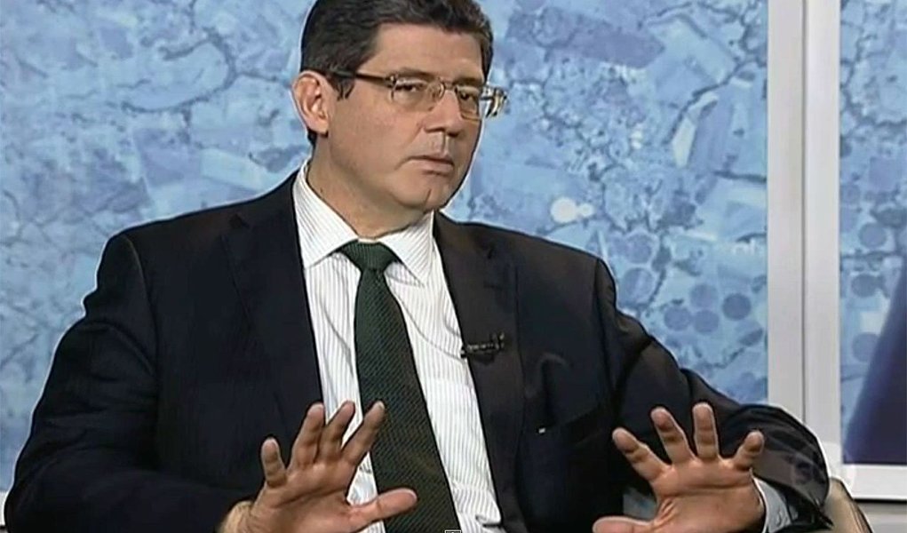 Para o ministro da Fazenda, Joaquim Levy, “é importante que a contratante recolha todas as contribuições sociais em nome da contratada”: “Isso tem de ser incluído [no Senado]. Não ter isso é um risco para o trabalhador e para nossa economia”, afirma; em entrevista ao SBT, ele afirma que não é hora de pensar em suavizar o ajuste fiscal