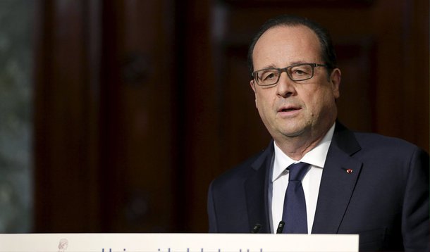 O presidente francês, François Hollande, pediu pelo fim do embargo comercial dos Estados Unidos a Cuba e vislumbrou um papel maior para a França no engajamento de Cuba com o Ocidente, durante a primeira visita de um chefe de Estado francês a Cuba; Cuba está em negociações diplomáticas com a União Europeia e os EUA em meio a um intenso interesse mundial no país após uma reaproximação com Washington em dezembro; Hollande, viajando com uma série de executivos franceses, é o primeiro líder europeu ocidental no cargo a visitar Cuba desde 1986
