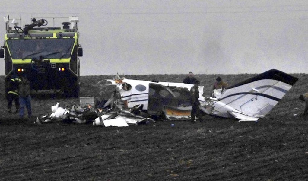 Avião particular voltava da decisão do campeonato masculino de basquete universitário dos Estados Unidos e caiu ao se aproximar do aeroporto de Illinois, matando todas as sete pessoas a bordo, incluindo dois membros do departamento atlético da Universidade do Estado de Illinois