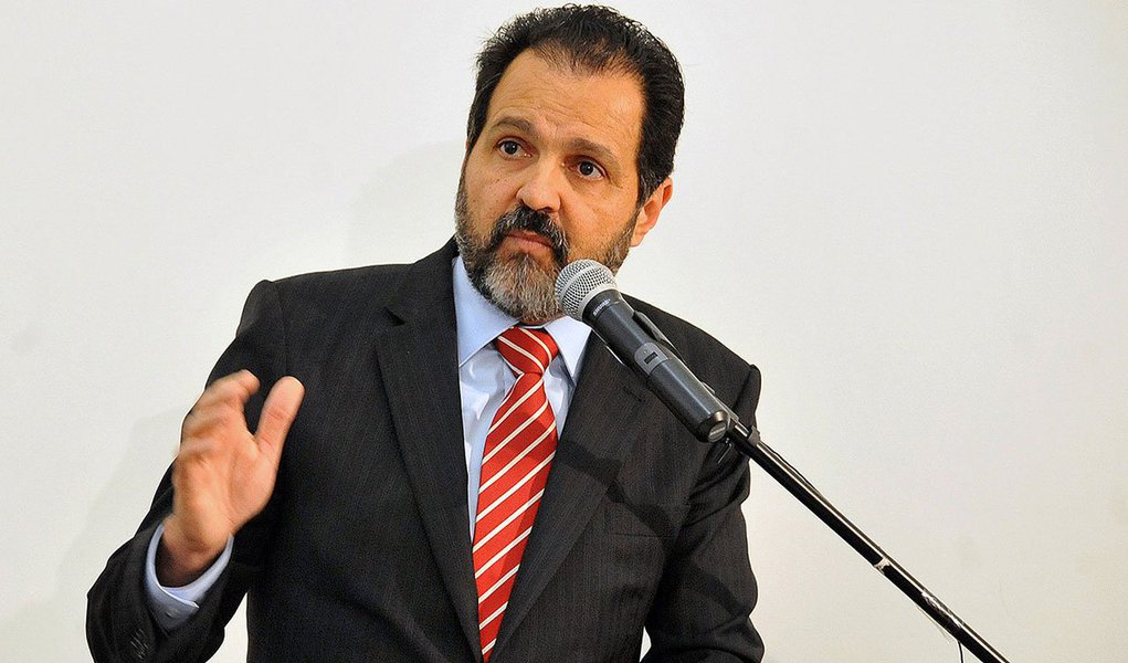 Ex-governador do Distrito Federal Agnelo Queiroz, que deixou os cofres públicos vazios e parte do funcionalismo sem pagamento, deve ser acionado na Justiça pela produtora Fabrika Filmes, por um débito de R$ 1,5 milhão, que não foi contabilizado na prestação de contas ao TSE