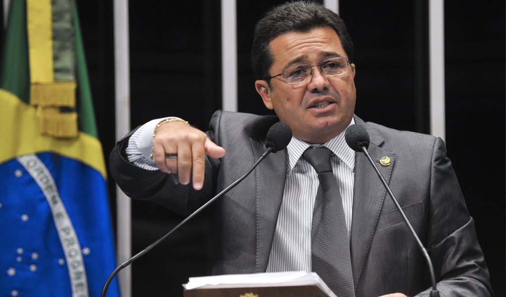 Projeto da Lei de Diretrizes Orçamentárias, que foi enviado ao Congresso em abril, previa um superavit primário de R$ 86 bilhões para o governo na versão original; relatório final do senador Vital do Rêgo propõe meta fiscal de R$ 55,3 bilhões; parecer foi alterado para adequar-se à nova meta enviada pelo governo, que agora prevê um crescimento econômico modesto no ano que vem; texto tem que ser votado pela Comissão Mista de Orçamento e pelo Plenário