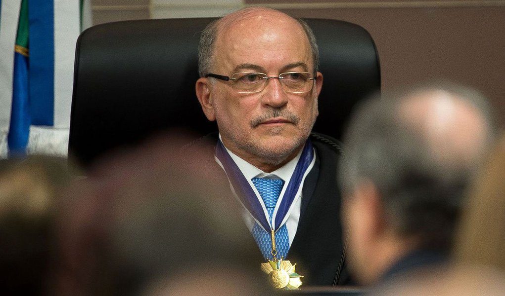 Colegas querem que Aroldo Cedraz acabe com a influência do advogado Tiago Cedraz no Tribunal de Contas da União; ele foi citado na Operação Lava Jato, como beneficiário do esquema de Alberto Youssef, em depoimento do policial federal Careca