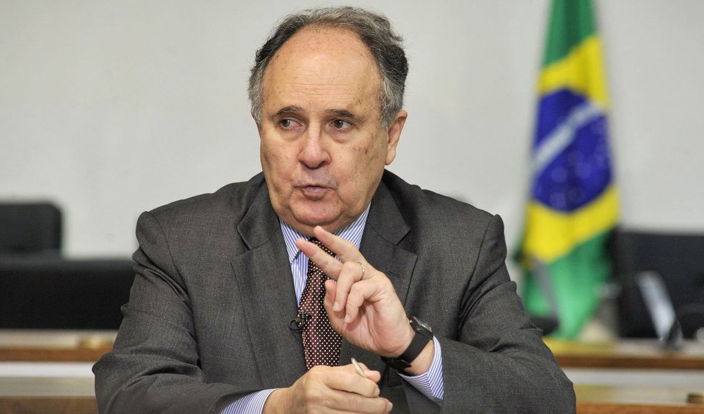 Senador Cristovam Buarque (PDT-DF) afirmou que a discussão do orçamento é o momento de fazer a revolução de que a sociedade brasileira precisa para que o país se desenvolva; para o senador, com a definição da peça orçamentária, é possível concluir se o Brasil vai continuar privilegiando os mais ricos ou se vai priorizar os mais pobres, se vai continuar pagando dívidas do passado ou se vai investir no seu futuro; "Vamos fazer o ajuste em que nós vamos compactuar juntos, todos, um acordo"