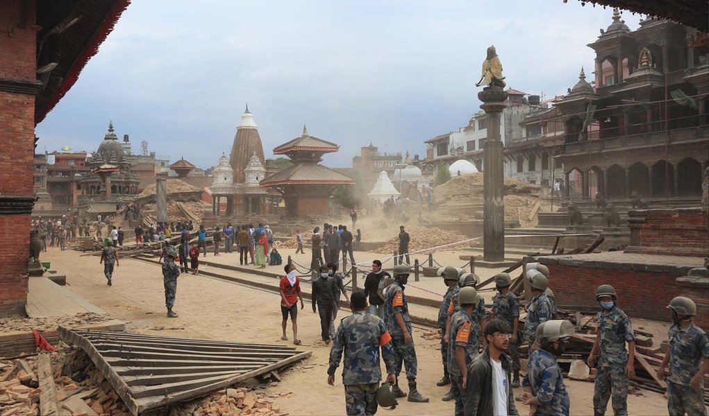 Segundo o mais recente balanço do Ministério do Interior nepalês, o número oficial de mortes confirmadas é 5.057; existem, até o momento, mais de 450 mil desalojados; o tremor de magnitude 7,8 na escala de Richter, deixou 10.915 mil feridos, disse o responsável pelo departamento de gestão de catástrofes do governo nepalês, Rameshwor Dangal; operações de resgate no Nepal são difíceis por causa das más condições tempo e pela carência do país asiático para responder a um desastre de grandes dimensões