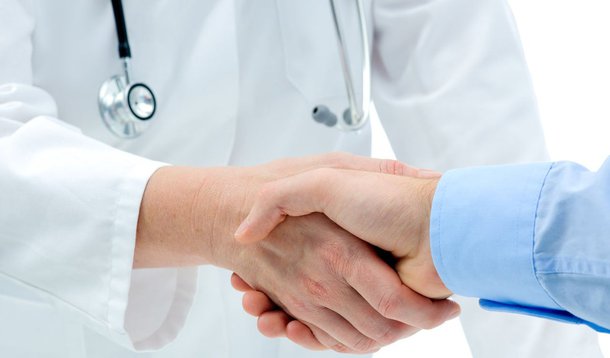 O governo do Distrito Federal depositou o salário dos servidores públicos até o limite de R$ 9 mil; a faixa limite foi suficiente para quitar o pagamento de 88% dos funcionários, de acordo com a Secretaria de Gestão Administrativa e Desburocratização; os outros 12%, que receberiam acima de R$ 9 mil, terão as parcelas depositadas nos dias 15, 24 e 27 deste mês; foram depositados R$ 856 milhões; sindicato dos Médicos (Sindmédicos) e dos Empregados em Estabelecimentos de Saúde (Sindsaúde) confirmaram o recebimento dos valores