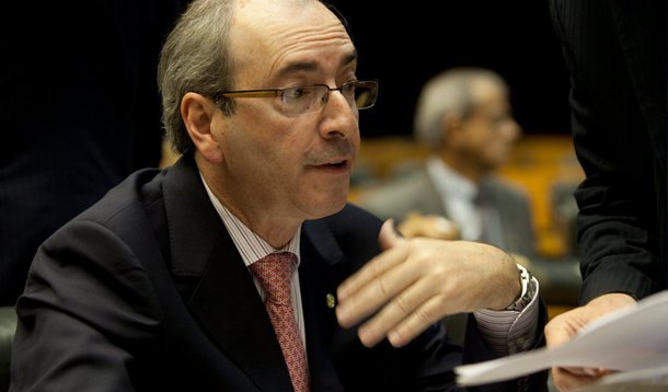 Após reunião da bancada do PMDB da Câmara nesta terça-feria, 18, o líder Eduardo Cunha (RJ) anunciou uma trégua na guerra política que trava contra o Palácio do Planalto e disse que o partido irá apoiar o projeto de lei do governo federal que flexibiliza a meta do superávit primário do governo central; "Vamos dar o perdão que o governo pediu", disse Cunha; fatura, entretanto, não sairá de graça; em troca o apoio, PMDB vai exigir a inclusão do Orçamento Impositivo na LDO de 2015 e a regularização do pagamento de transferências a Estados e municípios que está atrasado; de acordo com ele, o valor retido é de cerca de R$ 2,5 bilhões