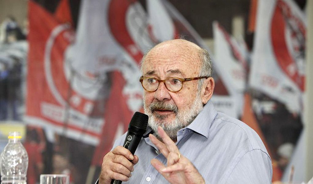 Ao comentar diferenças nas sondagens de Vox Populi e Sensus, colunista Ricardo Kotscho ironiza "se são os eleitores que decidiram desmoralizar as pesquisas ou são as pesquisas que resolveram tirar uma onda da nossa cara"; segundo ele, em comum entre as duas revistas que encomendaram os levantamentos é que foram criadas e dirigidas por Mino Carta, em épocas bem distintas, “o que também não ajuda a entender esta diferença de 19 pontos entre uma e outra” 