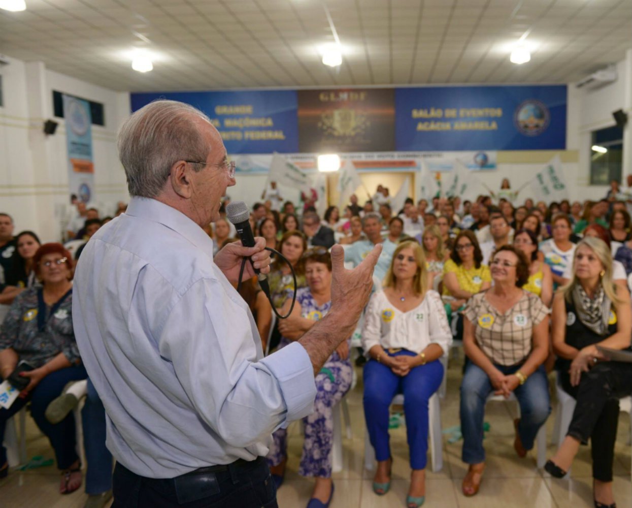 No domingo (12), Dia das Crianças, penúltimo antes da votação do segundo turno, o candidato ao Palácio do Buriti pelo PR fez caminhada em Taguatinga, onde falou sobre suas propostas para a educação; assim como seu adversário, Rodrigo Rollemberg (PSB), defendeu o ensino em tempo integral em todas as escolas; Frejat aproveitou para criticar: “Os votos do Rodrigo não são consistentes. As propostas dele não têm prazo, não têm data e hora pra começar”
