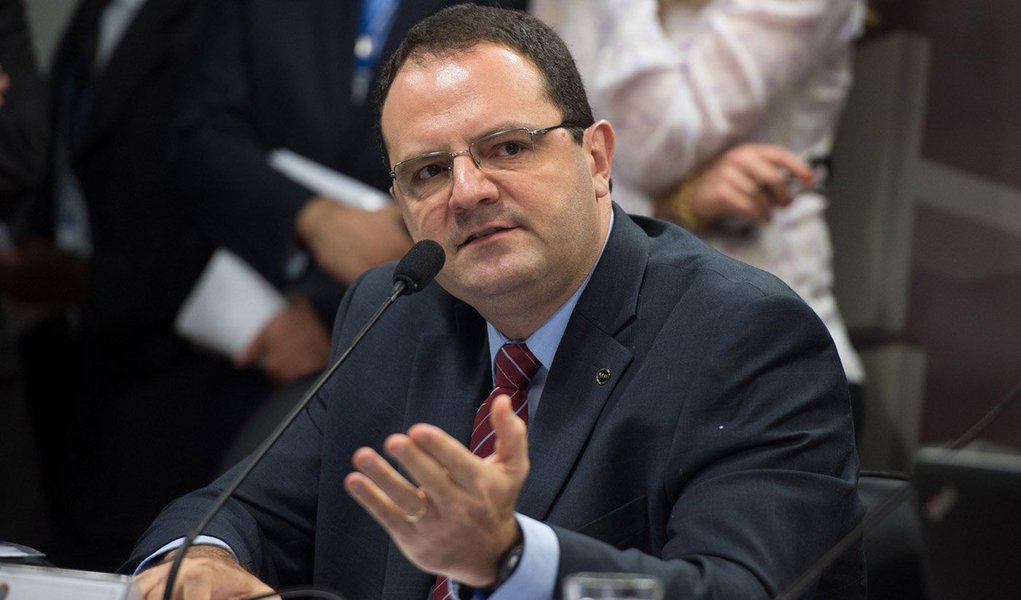 O ministro do Planejamento, Orçamento e Gestão, Nelson Barbosa, disse que diferenças entre as propostas apresentadas pela presidenta Dilma Rousseff na campanha de 2014 e as ações implementadas no início do segundo mandato são naturais; segundo ele, isso se deve às mudanças conjunturais do país e à constante necessidade de o governo reavaliar periodicamente as políticas econômicas; "Reavaliações de políticas econômicas não são monopólios de um único partido nem de um único governo. São importantes para que a política econômica se adapte aos desafios que são criados", disse 