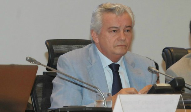 Nos últimos dias em que esteve à frente do governo maranhense, o deputado estadual Arnaldo Melo (PMDB) pagou mais de R$ 1 milhão. Segundo dados fornecidos pelo Portal da Transparência do Governo do Estado mostram que no dia 30 de dezembro, o parlamentar depositou na conta de dois hospitais particulares de propriedade de sua família um montante de R$ 1.081.926,88; três empresas da área de saúde teriam sido beneficiadas; como consequência desses pagamentos, o governador Flávio Dino determinou o cancelamento dos pagamentos realizados nos dias 30 e 31 de dezembro por suspeita de irregularidades, por meio de ofício enviado à superintendência do Banco do Brasil