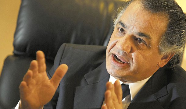 Associação que representa as corretoras venceu o primeiro round na Justiça contra medida da Bolsa de Valores de São Paulo, presidida por Edemir Pinto, que retirava o selo de qualidade de agentes autônomos terceirizados; juiz concedeu liminar argumentando que a medida traria prejuízos às corretoras; cabe recurso à decisão
